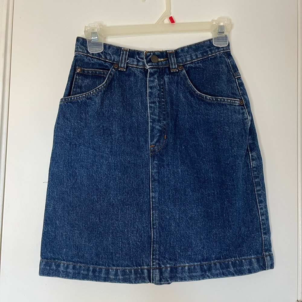 Vintage Gap 100% cotton blue denim skirt, vintage size 6! Fits like a 2.